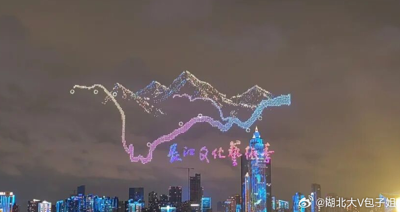#随手拍#相约长江看烟花，十一当晚在武汉璀璨绽放，美不胜收！#武汉烟花秀点亮长江#  ​