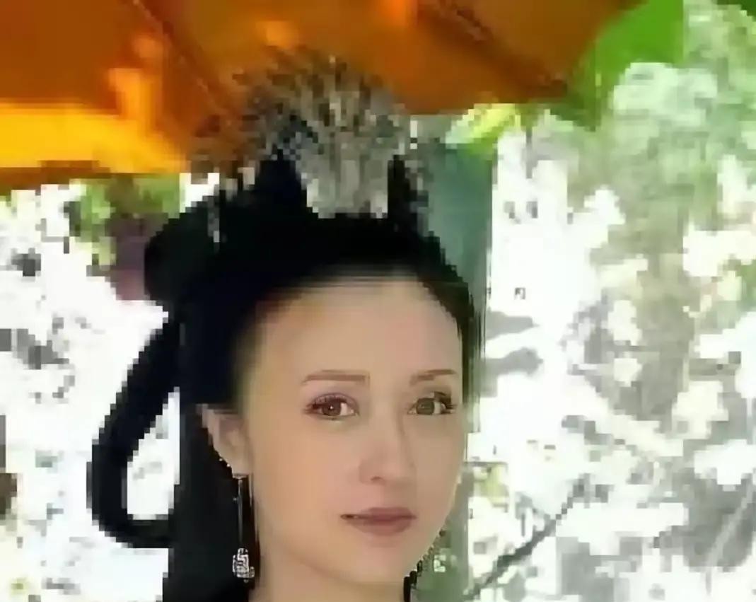 被刘邦临幸一次就忘掉的女人，后来救了大汉朝。
薄姬原是被俘的魏王豹姬妾，刘邦入织室见她有色，诏入后宫，一年多没再召见。管夫人、赵子儿受宠后嘲笑她当年的约定，刘邦听闻心软，召她侍寝一次，她便怀上了刘恒。此后刘邦再没想起她。吕后清算戚夫人等宠妃时，薄姬因“希见”得以随儿子前往代国。
不被看见，有时候恰恰
