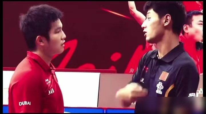 张继科一句话，把樊振东的老底给掀了。
直播里聊到小胖接发球，他说得特别直：反手就只会拧和搓，人家压根不用第三项技术，照样把你赢了，那你说这是水平高还是低？答案他自己给了，肯定是高。
听着像挑刺，其实是内行才懂的认可。霸王拧、推挡衔接、正手快带、站位不能太远，张继科那套反手体系，小胖身上全是影子。