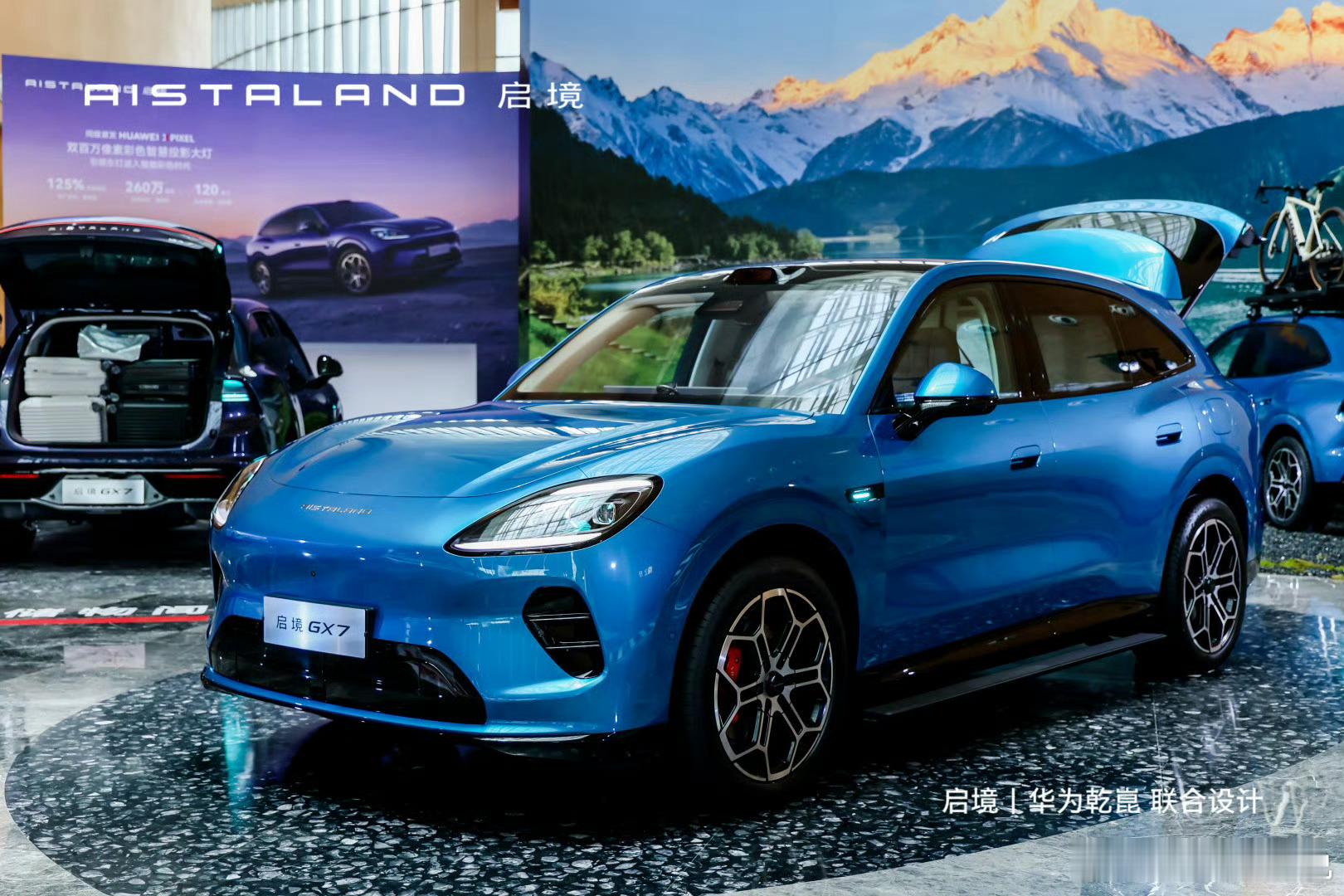 启境GX7，主打一个“阔五座”，后排一键纯平大床，有多阔？全车5099×2006×1750mm，轴距3070mm，二排腿部空间很充足，上半年主打一键成床的车型也不少，重点是GX7做到了不需要拆头枕，真 纯平，还贴心的设计了“床头柜”和“床头灯”，再加上座椅加热、通风、按摩，妥妥打工人的午休神器啊

GX7智能化也 ​