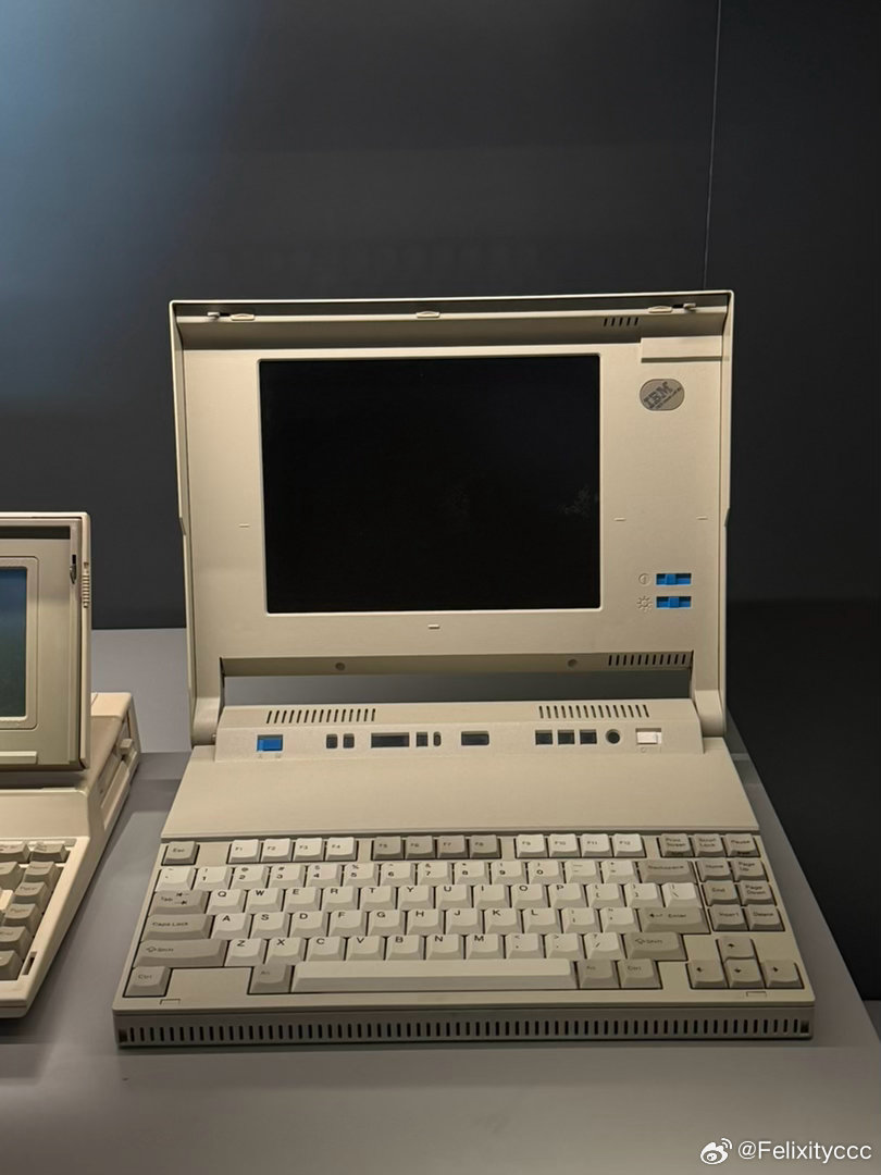 围绕科技馆的一天，满满知识获得感和史诗感
1:第一部手提PC：IBM
2:第一台苹果电脑
3:Sony walkman
4:图示transformer架构
5:最酷的造型：SR-71黑鸟侦察机
6:最科幻的轰炸机：B2幽灵轰炸机
7:来上海第一顿老北京涮肉+nice view
8:科技馆巨幕看了诺兰的商业史诗：奥德赛
9:回家到站停的如同醉汉般歪七扭 ​