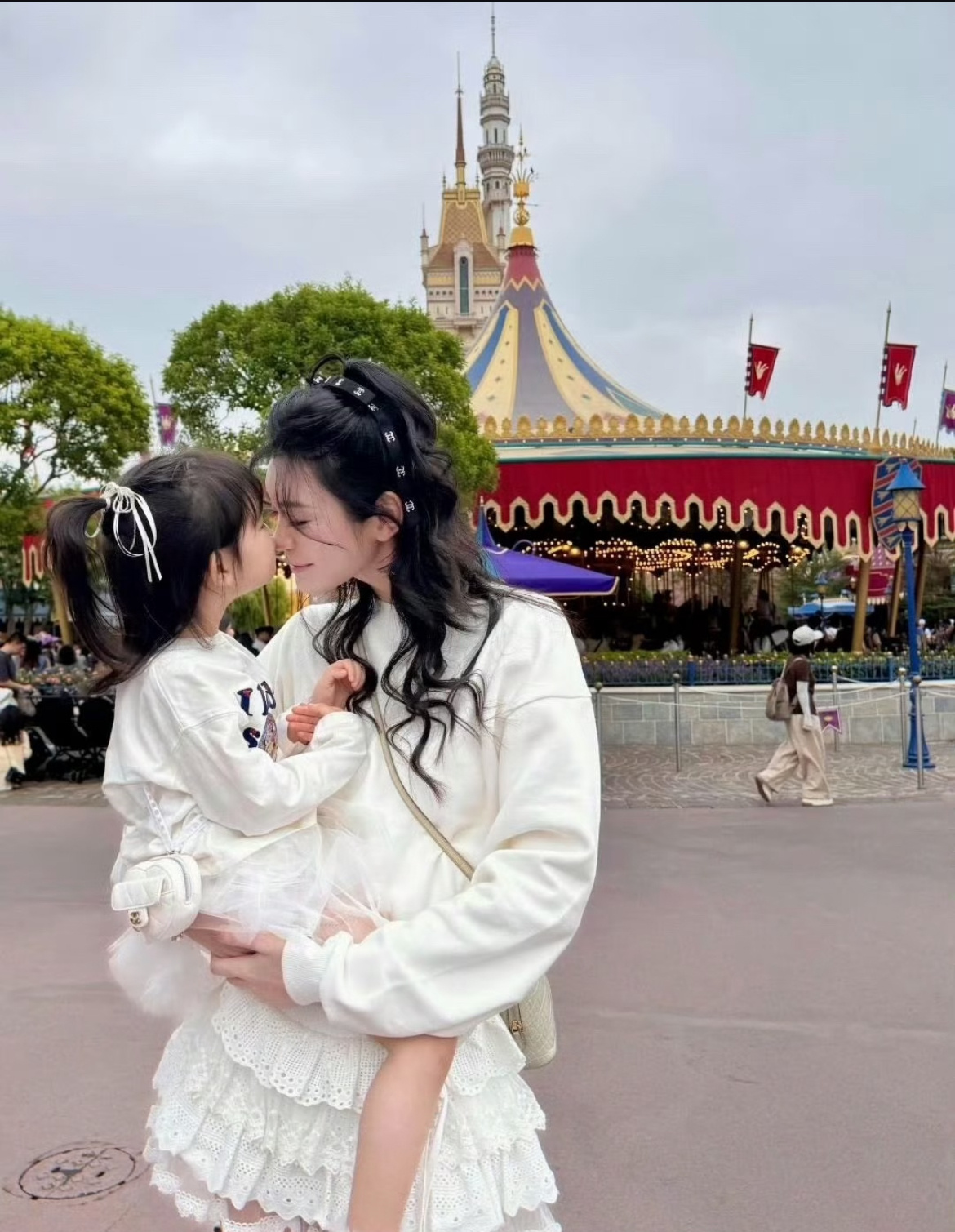 #奚梦瑶给女儿买了可爱版菜篮子#
这就是赌王家小公主的童年。有钱人家的日常罢了。
奚梦瑶分享购物日常，一眼看中奶油色迷你菜篮子，巴掌大小软乎乎的，当即买下送给女儿Romee，还入手常规尺寸同款，凑成一对亲子包。
她细心搭配粉色发夹，打算加装斜挎链条，把小朋友的整套造型安排妥当。这款mini包售 ​