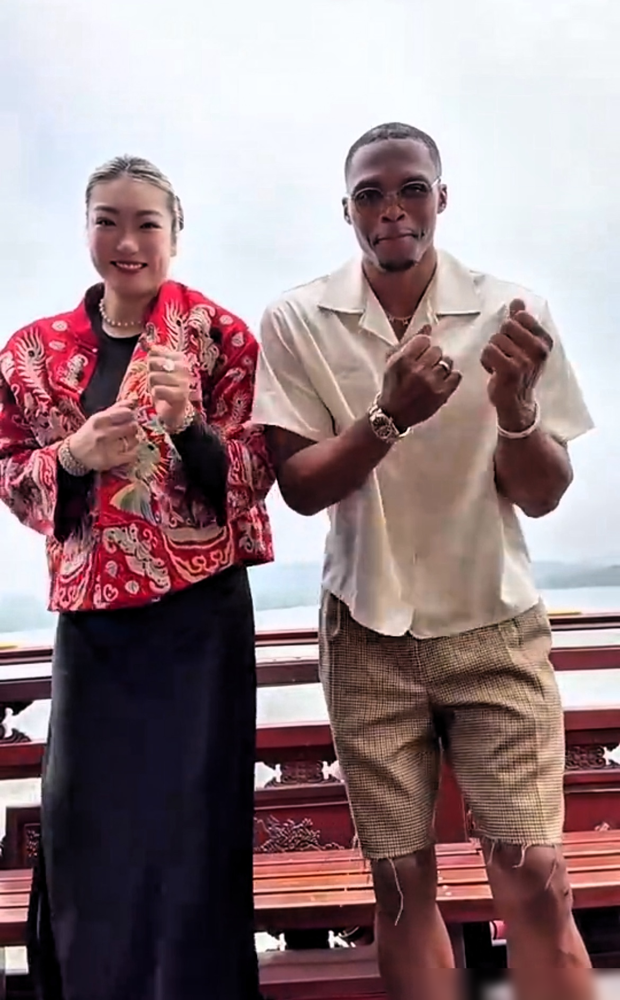 威少来杭州，李梦往他旁边一站，评论区直接炸了。
网友原话：感觉梦姐这体格，能单打威少。
9月30日西湖游船，李梦穿件亮色马褂，威少夸好看，她顺手就把衣服递过去让人试穿，威少笑着回下一次。甲板上俩人还斗了段舞，视频一发，流量直接拉满。
一个是NBA历史三双王，一个是中国女篮的对抗天花板。同框那一