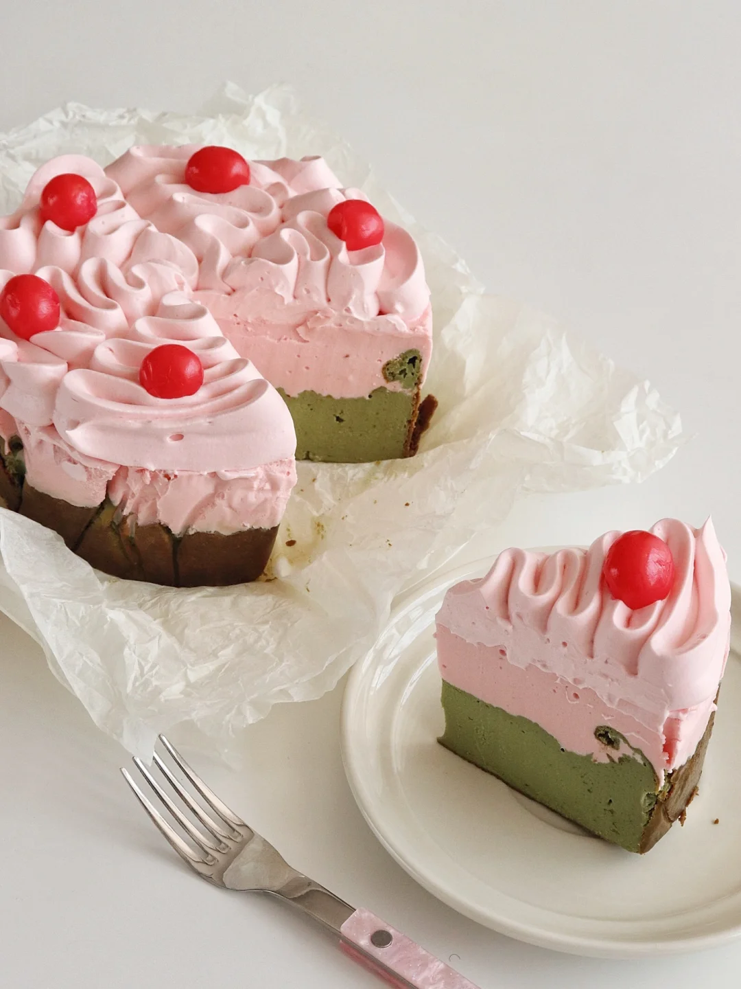 一次享受多重口感‼️抹茶巴斯克草莓🍓慕斯