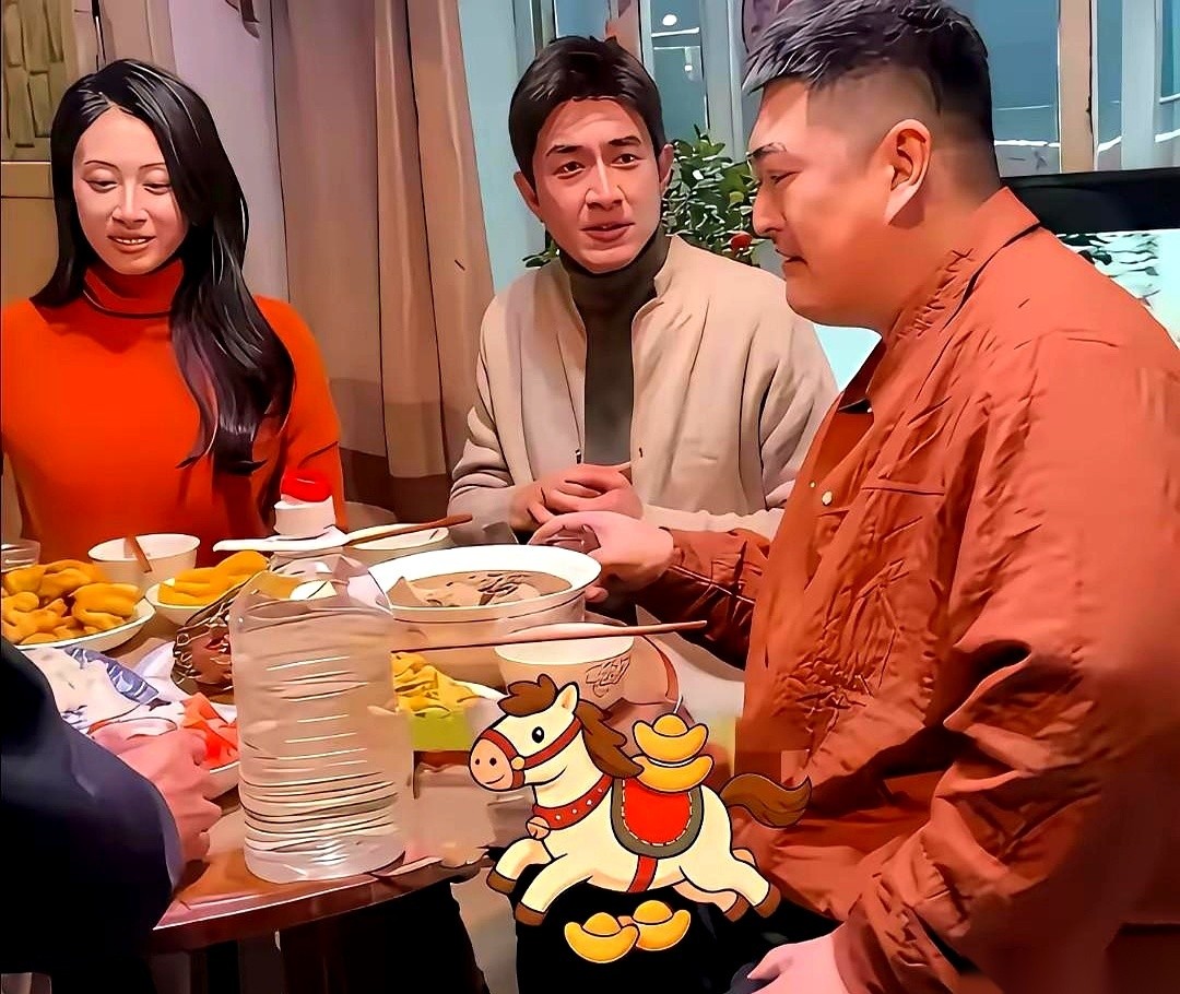 赵本山的儿子大牛组局请林更新等一众明星朋友吃饭，餐桌正中间摆的居然是一大桶透明塑料瓶装的散装白酒。
这画面最近传出来，不少网友看了都觉得意外。按理说，顶着亿万富翁儿子的名头，叫上好几个明星朋友聚餐，大家下意识觉得怎么也得是名酒摆一排的排场。结果看现场，一帮人围着桌子吃得热火朝天，桌上就是热乎乎的炖菜