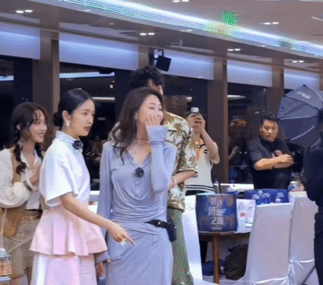 39岁生一胎，42岁拼二胎，听着像人生赢家，可放到女人身上，真不是“晚点当妈”这么简单。林依晨复出后身形偏瘦、脸色憔悴，疲惫感隔着屏幕都能看见；旁边比她大两岁的殷桃，披肩卷发松松垮垮，整个人明媚舒展，状态很亮眼。

林依晨说过，女人一生有青春期、坐月子、更年期三次调理机会，她痛经就是月子调理好的。这