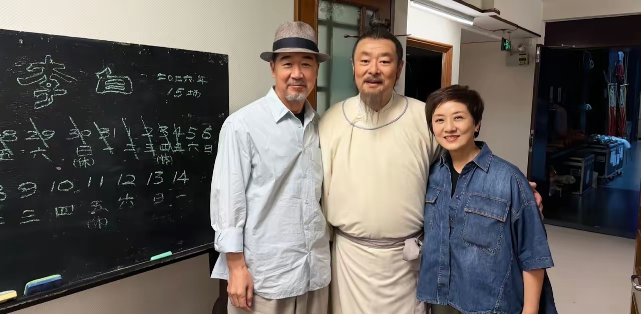 张国立，激动发文！

9月6日，深夜，71岁的演员张国立，罕见激动发文，并晒出了几张合影，当看清照片上的人，网友也忍不住感慨：“喜欢的老戏骨们同框，太难得了！”

这张图一出来，我第一反应不是“谁又上热搜了”，而是有点鼻酸。不是因为多大事，是因为现在愿意半夜看完话剧、还特意跑后台跟老友合影的“大腕”