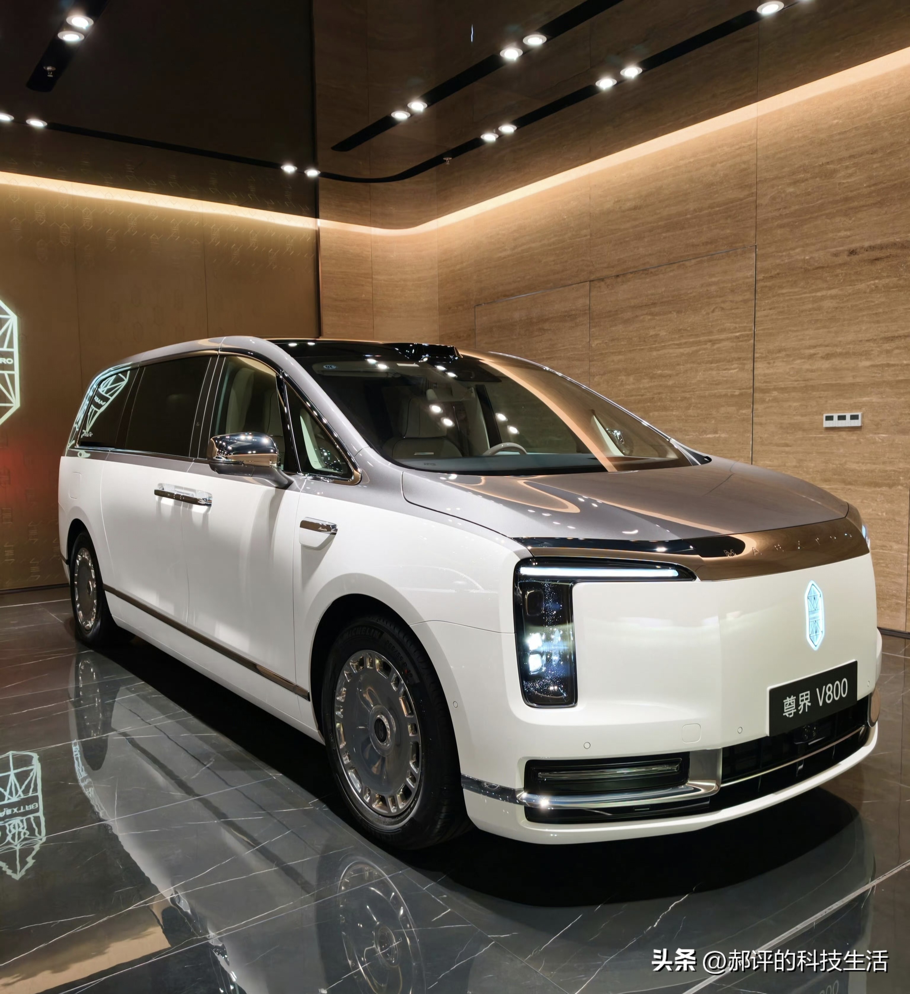 一百万的国产车，24 小时卖 3500 台——这个数字放在三年前，没人敢信。尊界 V800 上市 24 小时大定 3500 台，一台 64.8 万起步、顶配 101.6 万的国产豪车。

更炸的是订单构成：超过 90% 选了 V800，企业用户占比超 80%，40-50 岁用户占 47%。

一百万