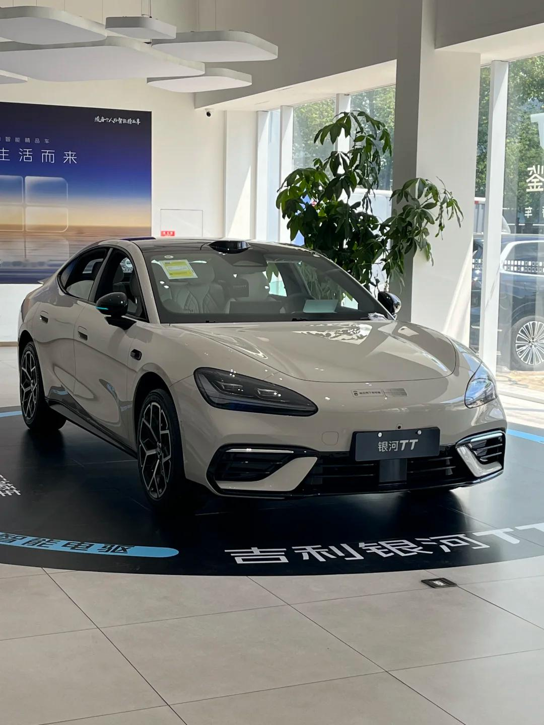 银河TT今天正式上市，预售14.59万起。
一句话概括这台车：15万不到，给你近5米车长的C级轿跑，800V全系标配，前全铝双叉臂+后五连杆悬架——以前这些东西至少得到20万以上的车才能凑齐。
先说它凭什么预售4天小订就破了2万。
800V高压平台，不是高配专属，入门版就给。配宁德时代神行TT定制电