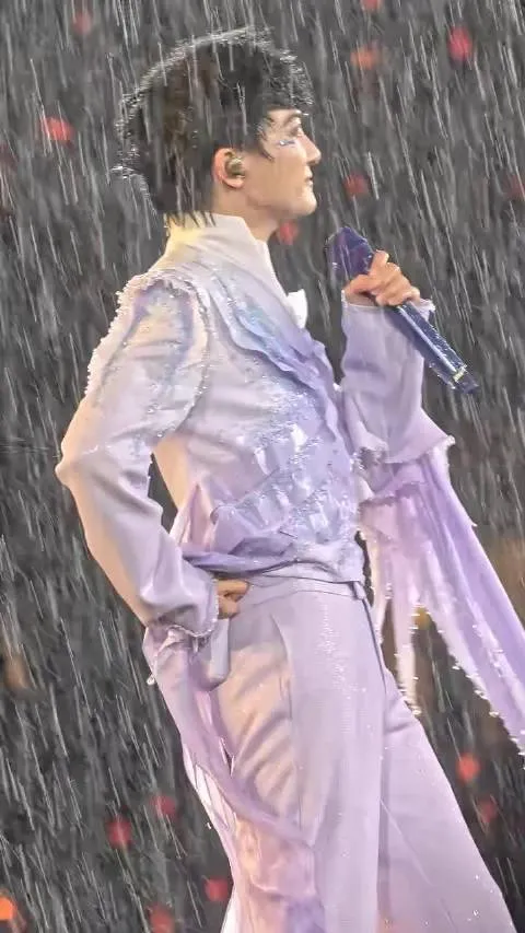 周深北京鸟巢演唱会遇上大雨滂沱，雨水不断落下，甚至灌进了他的口中，可他依旧没有停下演唱，坚持把舞台完成。
纵使嘴里灌满雨水，全开麦演唱依旧稳定，歌声清亮动人，丝毫没有受到恶劣天气影响。这份对舞台的敬畏与敬业令人动容。
周深感慨，我们都是从风雨里走出来的。风雨之中坚守舞台，也正是这份真诚，收获无数观