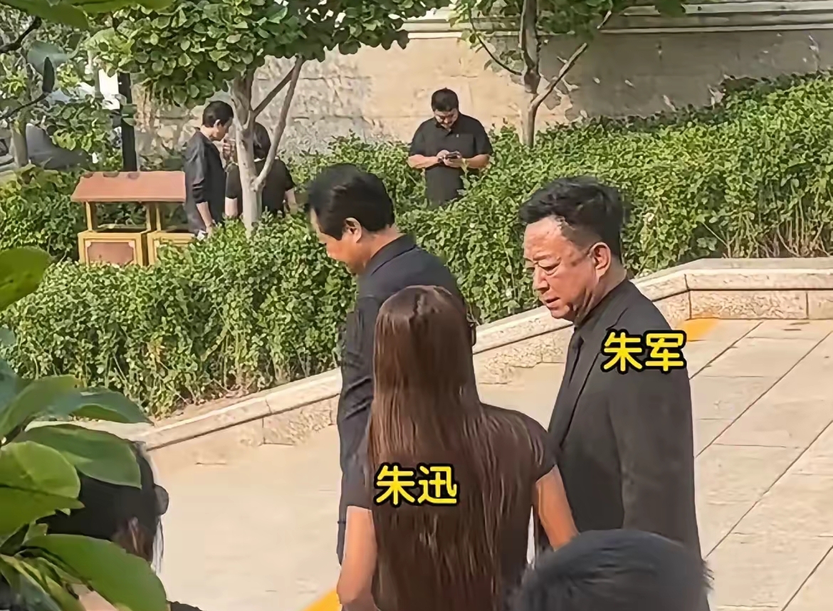 敬一丹人缘是真顶呀！
​今天敬一丹老师的告别仪式，最让人动容的一幕，就是满场奔赴而来的故人。这人缘到底凭什么？

朱军、朱迅、尼格买提、水均益、韩乔生、刚强、王宁、刘纯燕……这些平时各自忙碌的“央视面孔”，不约而同地出现在八宝山。一个人走后，能有多少人真心实意地赶来送最后一程，这才是最真实的“人缘成