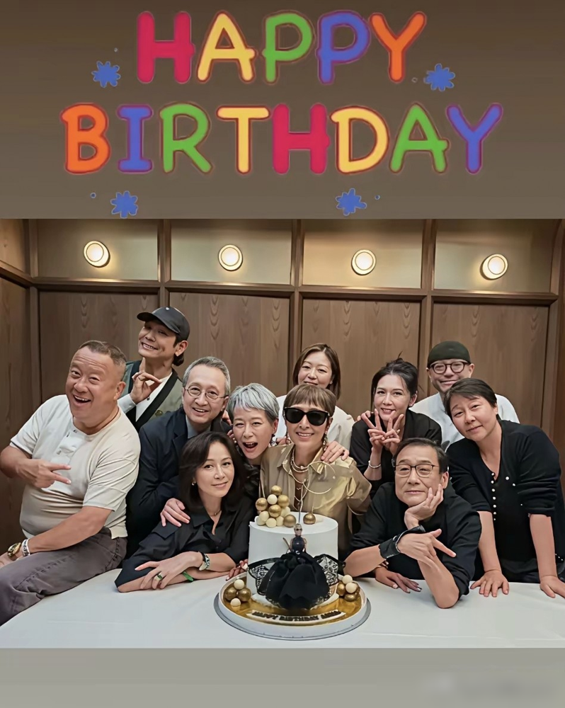 61岁的刘嘉玲，58岁的邱淑贞，63岁的叶童，同框了。
上山诗钠62岁生日，老牌港星聚了一桌。
媒体炸了，全在比状态。
结论出奇一致：刘嘉玲最年轻，最漂亮。
没人提邱淑贞手腕上那块表。
Richard Mille，市场开价约1094万新台币。
折人民币，两百多万，戴在腕子上。
她丈夫沈