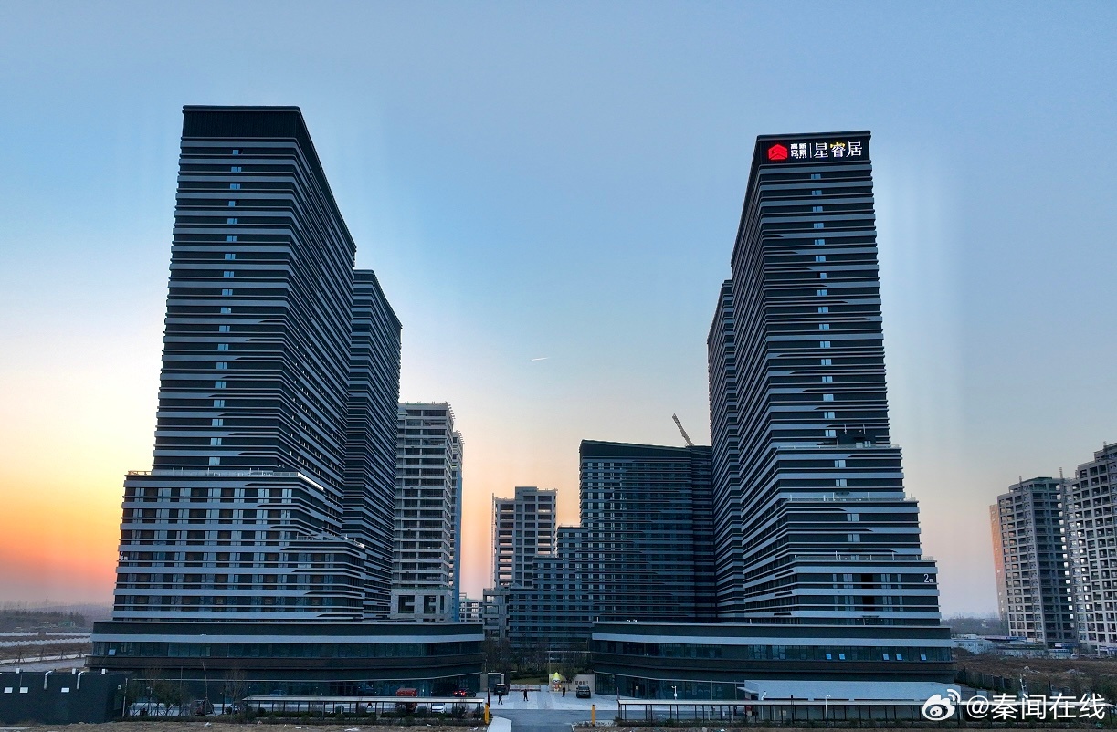 星睿居保租房选房进行时 首批住户正在签约入住
“终于在高新有自己的小窝了。”8月26日上午，星睿居选房现场人头攒动，前来选房的市民络绎不绝，等候区座无虚席，现场忙而有序。刚签完约的应届毕业生小李拿着合同难掩笑意。随着选房工作正式启动，西安高新区星睿居保障性租赁住房项目510套精装房源正陆 ​