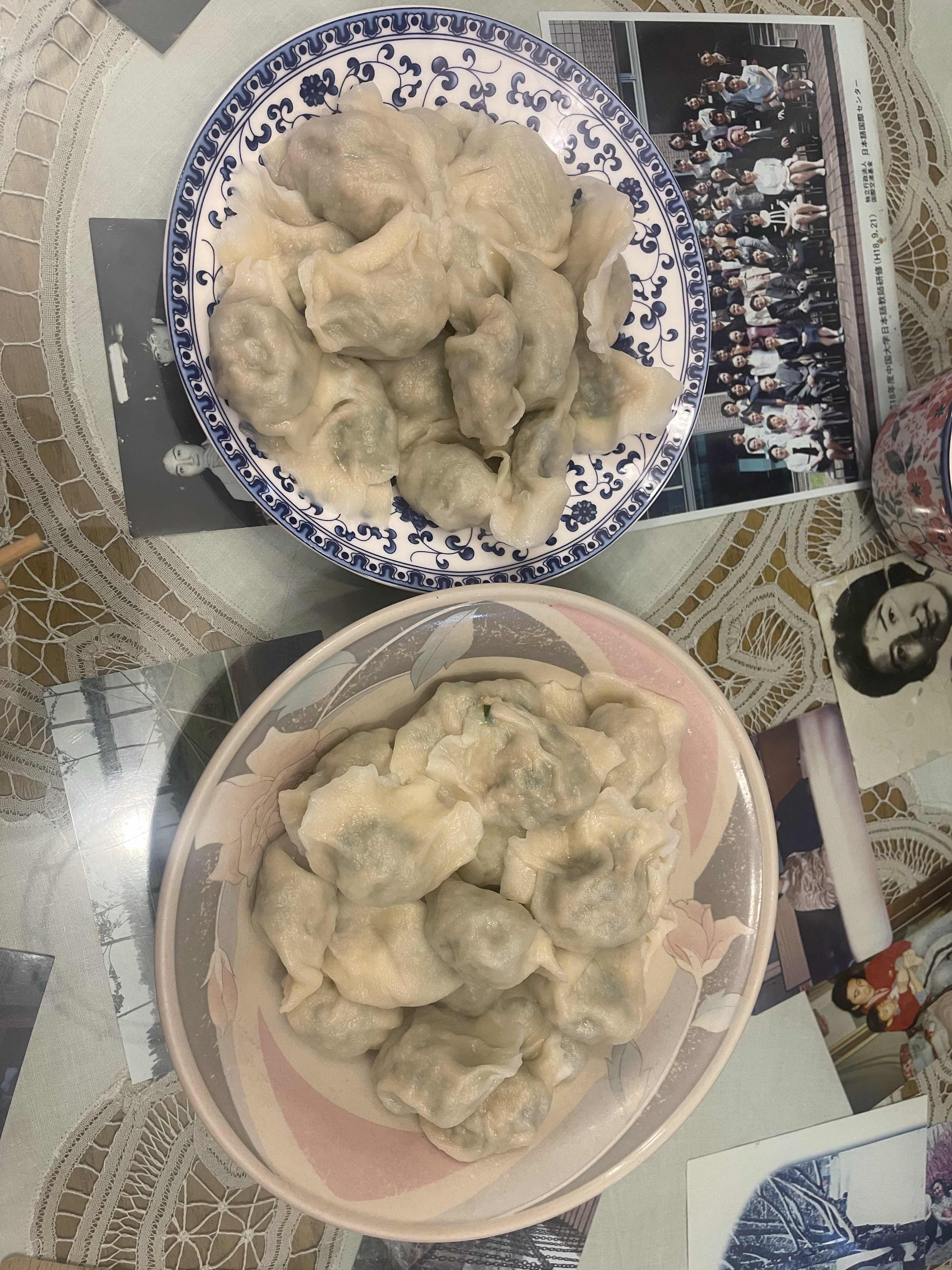 老公就爱吃饺子，我看过他爸也就是我公公写过的一个自传，他们祖上是满族，姓挥发那拉氏，跟着多尔衮进关后，就落户北京了。

  饺子是虾仁韭菜馅儿的，用泡姬松茸的水调的馅儿，闻起来特别香。饺子出锅，白白胖胖地上了桌，老公也不顾明儿早血糖高不高了，直接干了两盘子。

  这挥发那拉的后代真是喜欢吃饽饽呀，