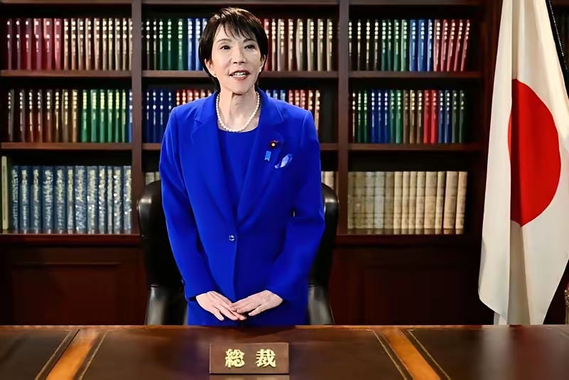 日本高市早苗在国会诉苦，称自己作为女性首相，每天洗澡、做饭、做家务、化妆，比男性首相多耗费三四个小时，想诉说履职辛苦，不料引发巨大争议、遭到民众批评。
 
当下日本民生压力巨大，物价飞涨、菜价高昂，水电燃气开支暴涨，就连小学生餐食分量都严重不足，普通百姓生活拮据。
 
可日本政府无视民生困境，反而持