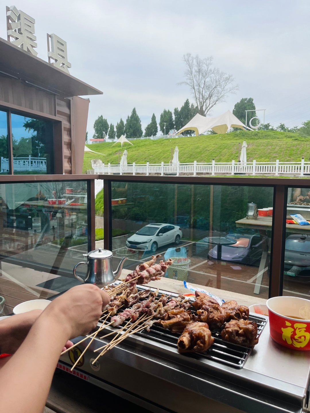 深蓝SL03露营满载出发！这是我最给力的一次后备箱装载把山野向往全部塞进后备箱，才懂深蓝SL03掀背大尾箱的优势。这次露营烧烤之行，是我玩车以来装载最给力的一次。
打开掀背尾门，巨大开口带来显著装载优势。帐篷、全套烧烤炉具、气罐、露营小拖车、两大桶饮用水、睡袋及各类杂物，满满当当全部码进 ​