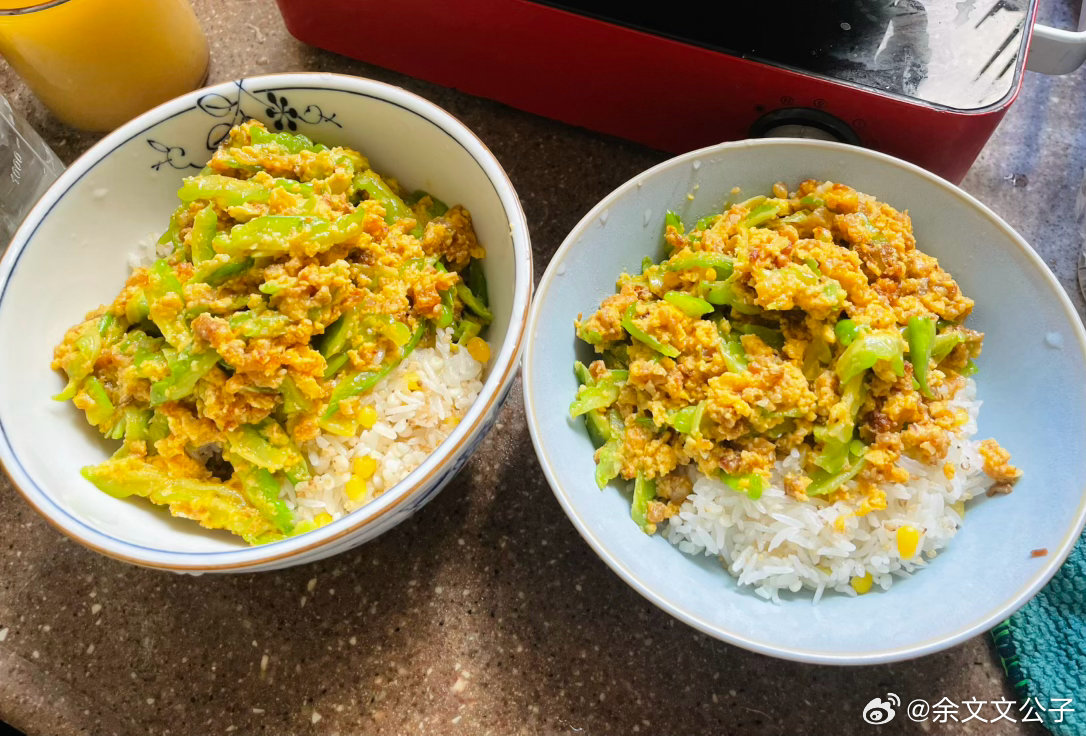 熱丫，真係好熱丫，不能借口不吃，最最簡單能吃好吃的．．．．苦瓜肉醬炒蛋．．．在我家吃＂預制菜＂有成忍了，肉醬的預制是已經知道的，＂蛋＂看上亦是＂預制＂的吧，我承認是，自己醃＂咸雞蛋＂在熟成之後要蛋白蛋黃分家，咸蛋吃得快，成蛋白吃得慢，我亦試過未能吃過多而放棄了佢，後來發現．．調配 ​