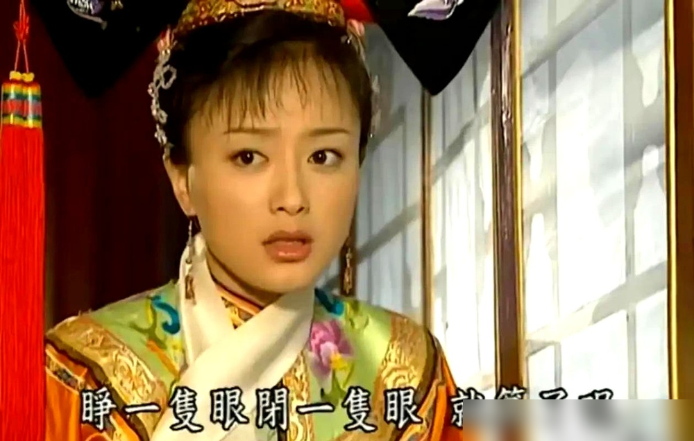 知画拼尽全力宫斗，为啥还是输给了小燕子？
秦岚当年演知画被网暴十几年，自己都笑着认现在看知画还是很讨厌，后来客串新版还珠小燕子妈，还被说是角色自我正名。
知画把所有心机都用在斗小燕子上，从头到尾盯着情敌出招。小燕子从始至终，目标只对准丈夫永琪。
婚姻出问题时，对手从来都不是第三者，是变心的另一