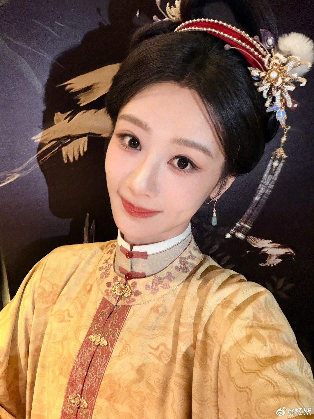 #杨紫[超话]##‍ 杨紫李祯# [心]#‍ 杨紫董竹君# 

山茶花的红终究抵不过大海深处的群青𝓒𝓪𝓶𝓮𝓵𝓵𝓲𝓪 𝓲𝓼 𝓷𝓼 𝓽𝓱𝓮 𝓫𝓵𝓾𝓮 𝓲𝓷 𝓽𝓱𝓮 𝓭𝓮𝓮𝓹 𝓼𝓮𝓪

​