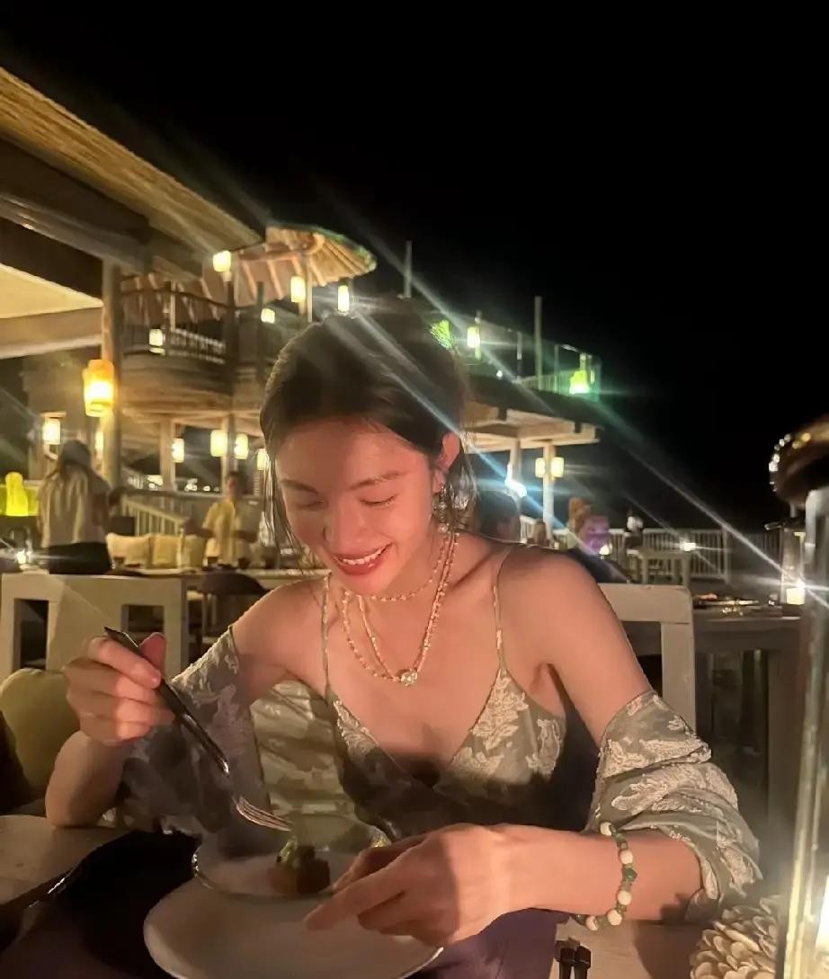 景甜那边的恋爱风波还没平息，钟楚曦的社交账号下面反倒先热闹起来了

大批网友涌进钟楚曦的评论区，起因居然是她发了一句想去度假的感慨。大家七嘴八舌地在下面留言，核心意思就一个：谈恋爱可以，但千万要自己掏钱，别被忽悠了

这届网友真是操碎了心。不过话说回来，大家对钟楚曦的恋爱态度其实挺宽容的。毕竟她挑男