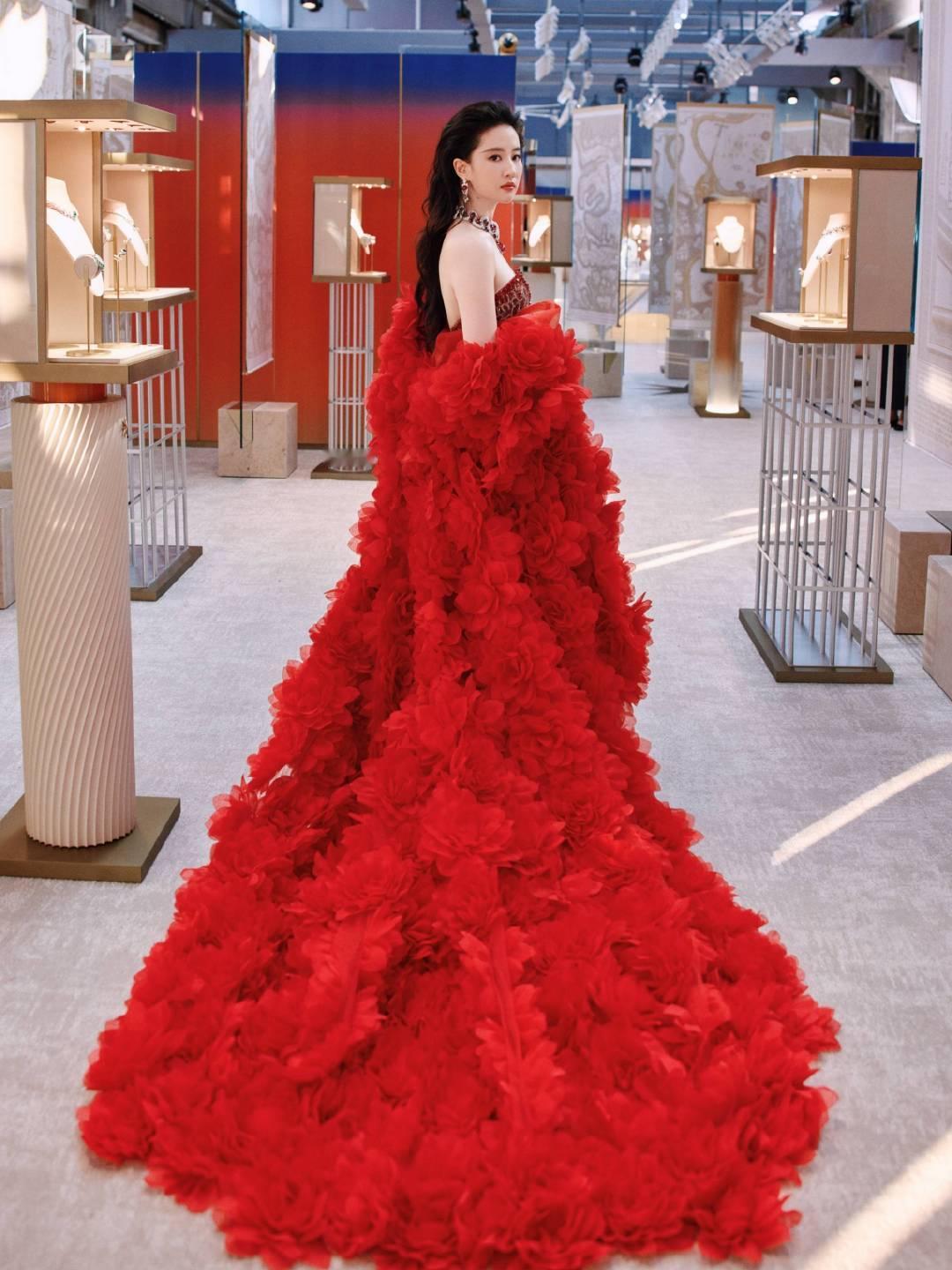 #刘亦菲把我拉过去的望周知# 你菲女皇穿Tony Ward的时候，有些货请问在哪儿呢，这个牌子都穿十几年了，品牌认领首曝光那就是首曝光！[爱你] ​