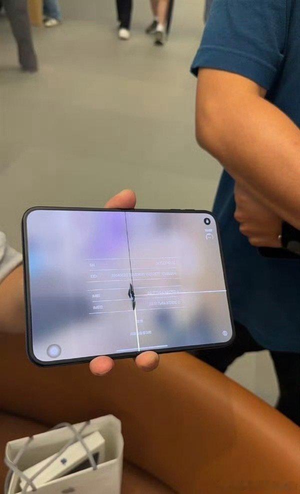 #iPhoneDuo屏幕开裂#
iPhone Duo大规模裂屏
大量新机在正常开合状态下
铰链同一位置出现竖裂与像素坏线
故障大概率来自铰链转轴应力超标
柔性屏抗弯折余量不足 ​