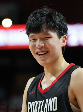 100分是值得庆祝的印记，却也是一份冷静的参照。作为新一代登陆NBA的中国内线，杨瀚森用44场的等待拿到这个里程碑，侧面反映出场次碎片化、进攻球权稀缺的现实。里程碑不是终点，如何把零星上场时间转化为稳定输出，才是他接下来要攻克的课题。
#杨瀚森##NBA##开拓者# ​