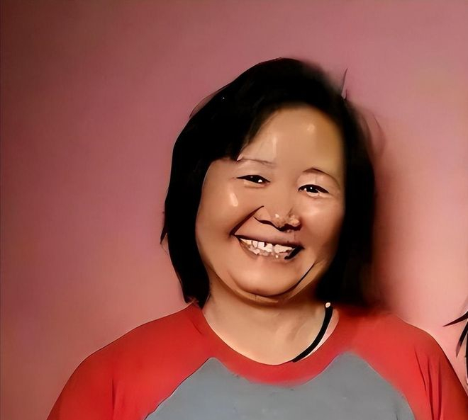 #云南已规定感染艾滋病要告知配偶##艾滋病配偶知情权#

是保护艾滋病人的个人隐私，维护艾滋病人的日常生活不受疾病干扰重要，还是抑制病情扩散，保护高危无辜者，比如艾滋病人的配偶的健康和安全重要。

这事其实就这么简单。掰开之后就剩下这么个逻辑，这是个人为制造的火车道难题，如果总要撞一个， ​