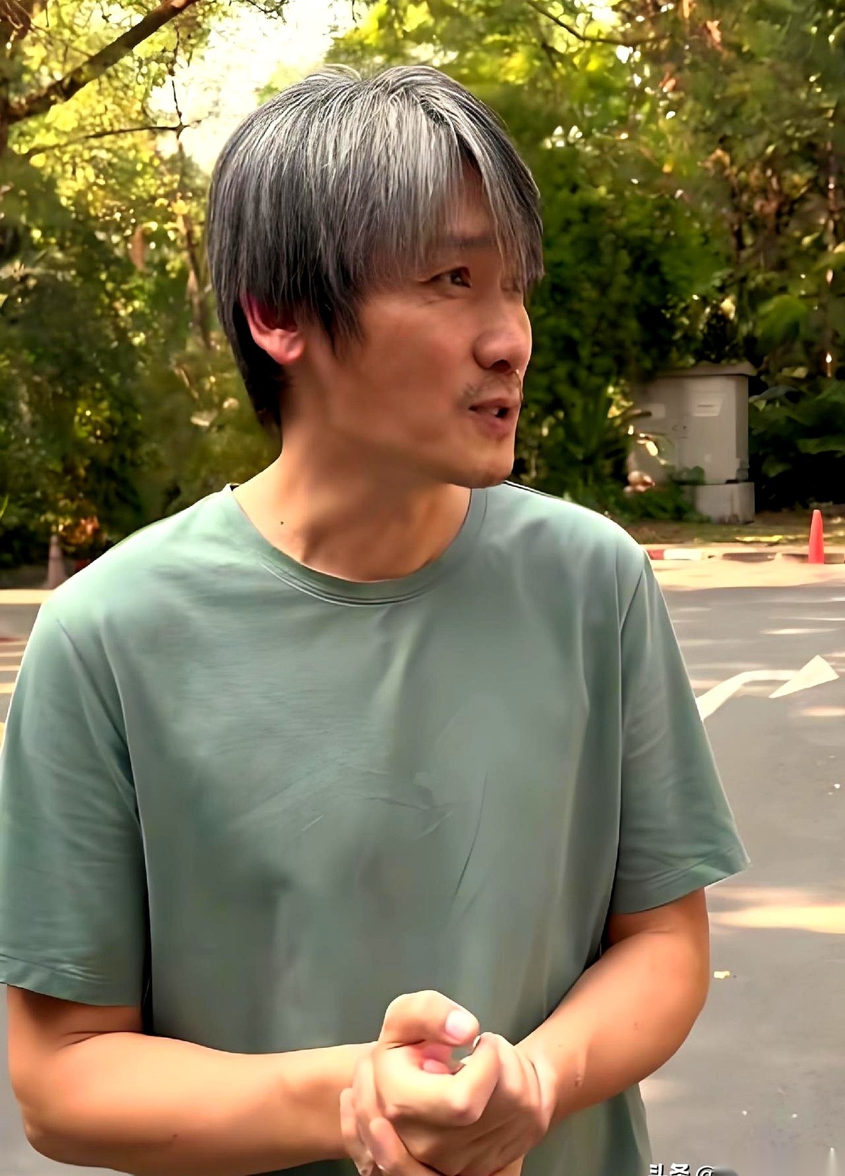 追《藏锋》，陆海峰一露脸，我就猛地拍了一下大腿。
这张棱角分明的脸太熟了。盯着屏幕回想了半分钟，终于对上号——这不就是《归队》里那个精明滑头的邵老板吗？
特意去翻了一圈演员表，这才真正记住了他的名字：周铁。
演了那么多剧，基本都是名不见经传的配角，但他只要一出场，场子瞬间就能定住。
现在很多演员演“