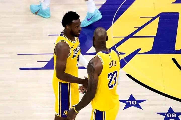 3比0，湖人队又赢了！    客场打火箭，常规时间最后还落后6分，眼看...