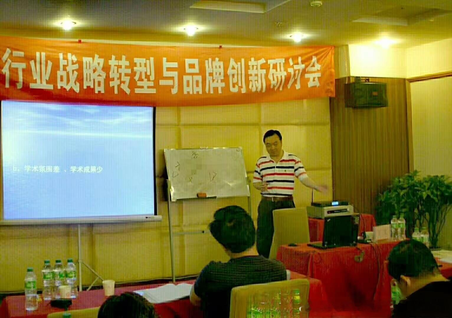 董明珠雷军天天出镜带货，普通老板羞于发圈拍视频，差距全在敢不敢主动拓客...