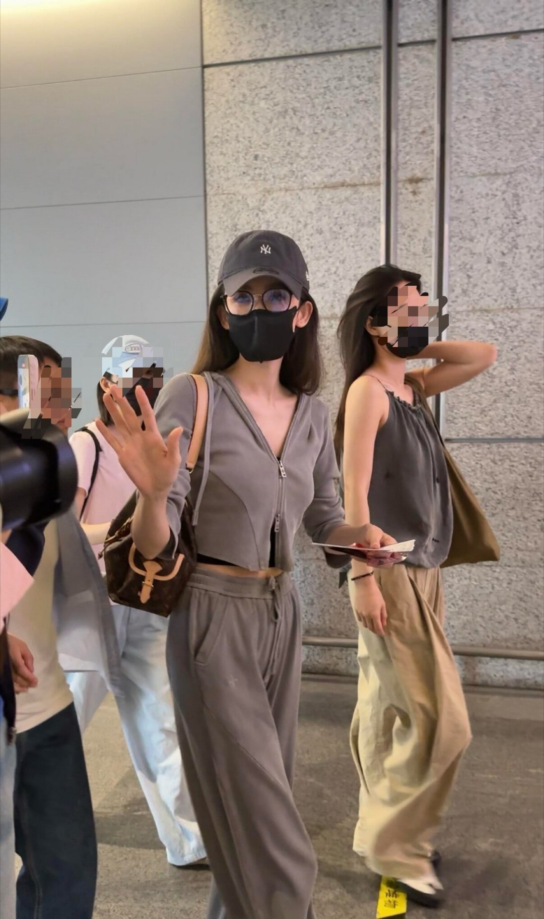 古力娜扎机场状态瘦得像纸片人！短款露腰外套，搭配同色系阔腿裤，比例直接拉满 ​