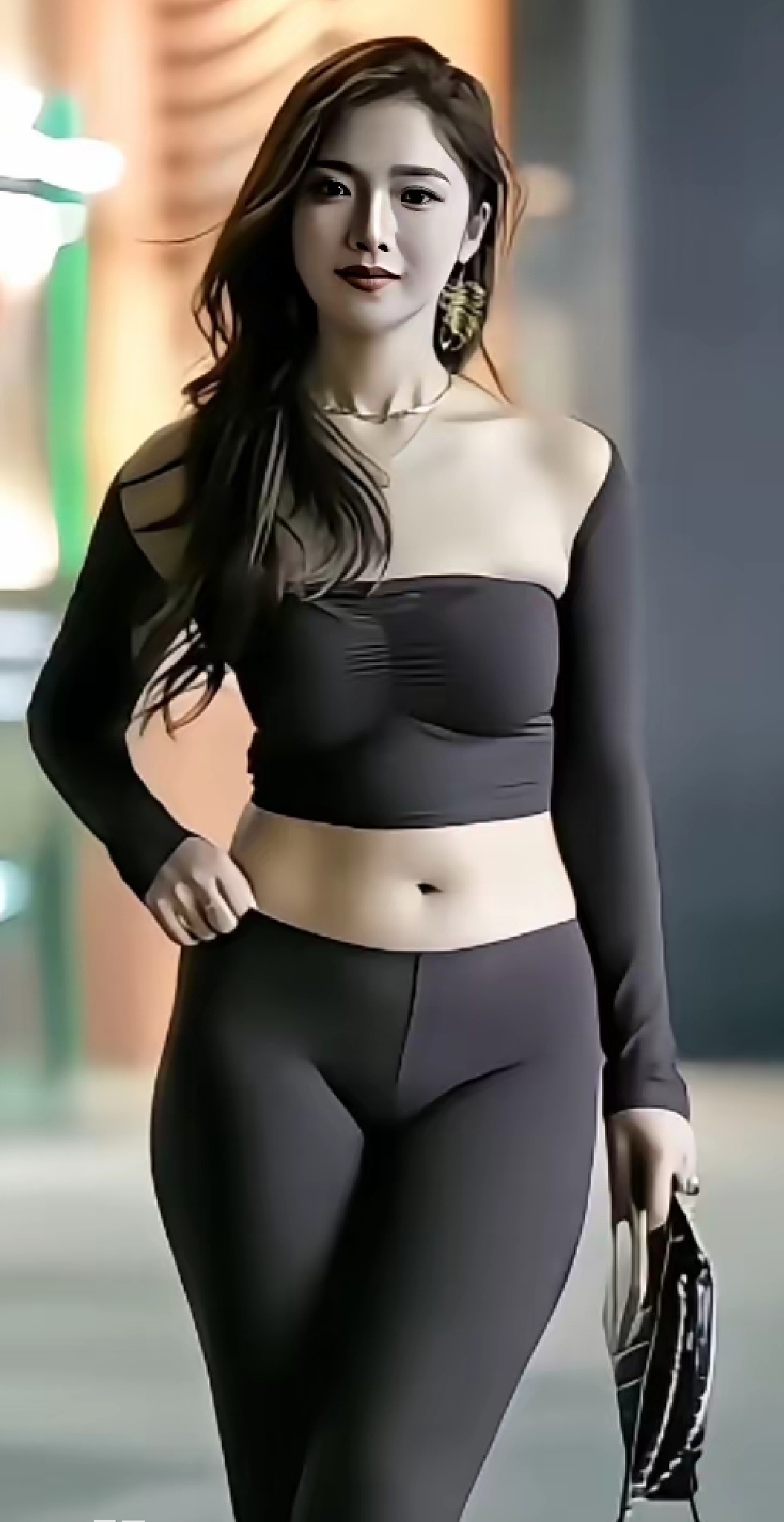 都市时尚女孩，黑色运动套装，自信步伐