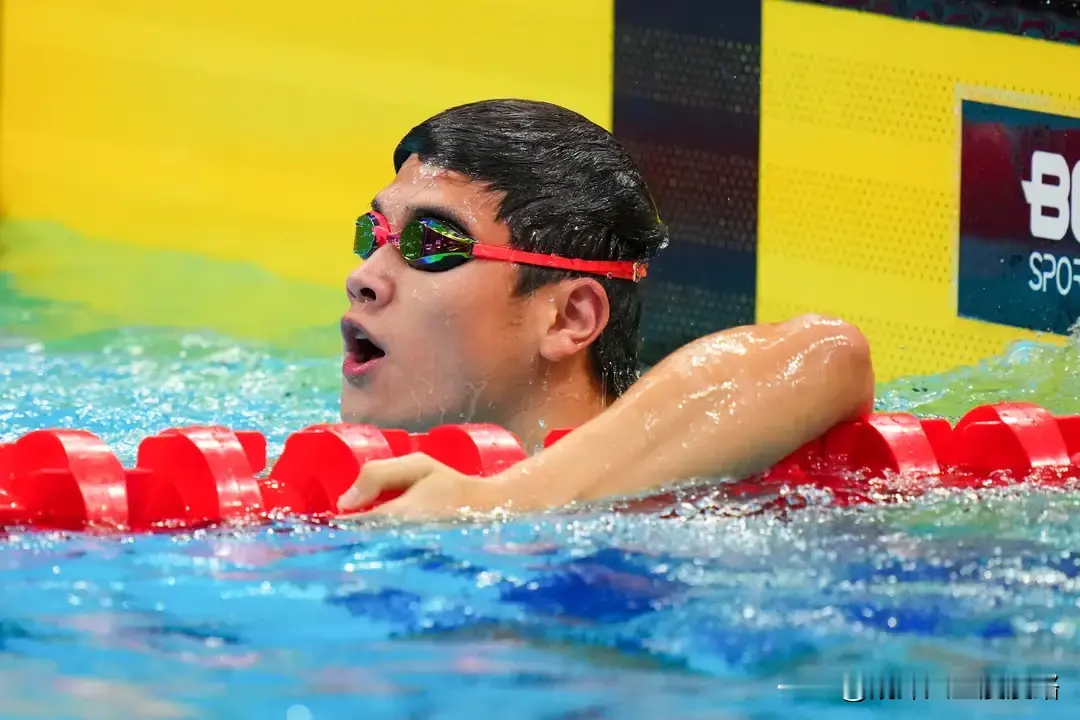 潘展乐于2026年9月20日名古屋亚运会男子100米自由泳决赛中以47.61秒的优异成绩成功卫冕，夺得金牌。

这是他继2022年杭州亚运会夺冠后，再次在该项目登顶亚洲之巅。

决赛中，他顶住压力，从出发到冲刺全程保持领先，最终以明显优势战胜队友张展硕（48.12秒）及韩国选手黄宣优（48.35秒）