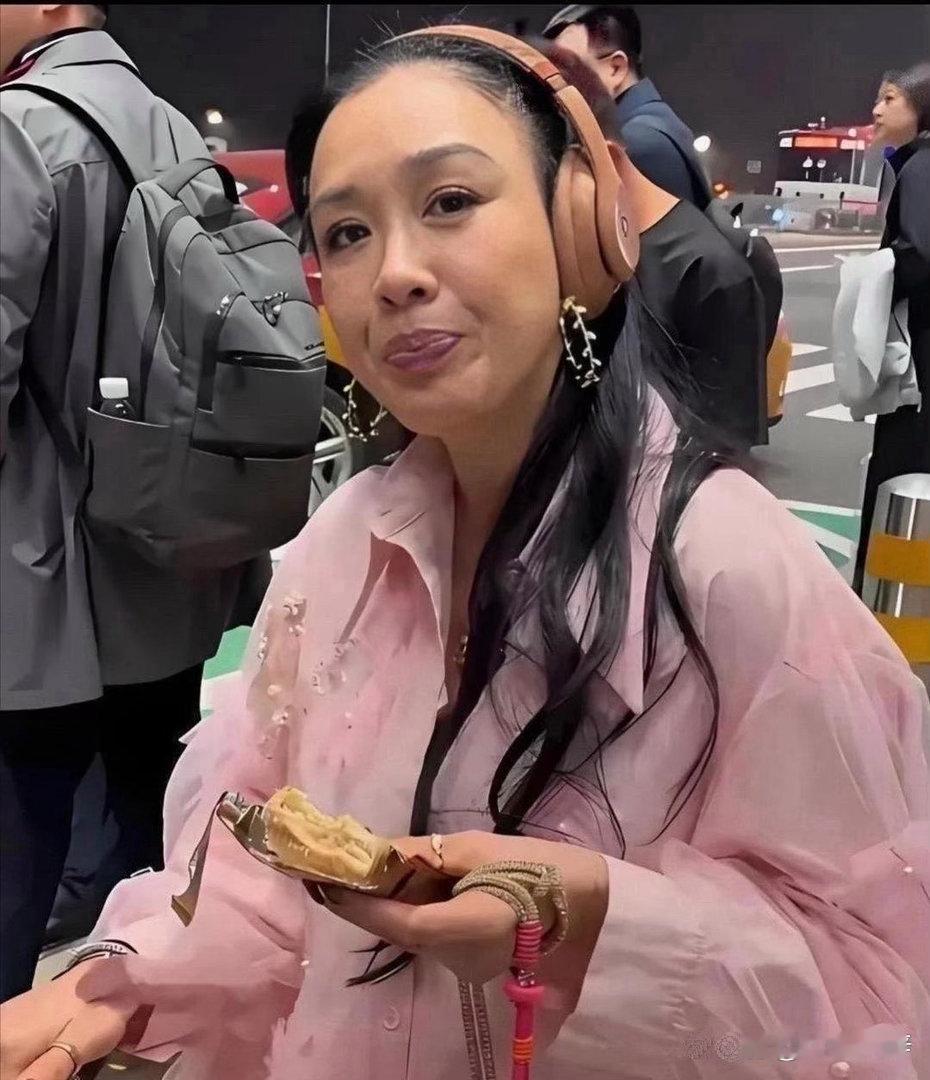 没有滤镜下的钟丽缇，容貌太真实了。 ​