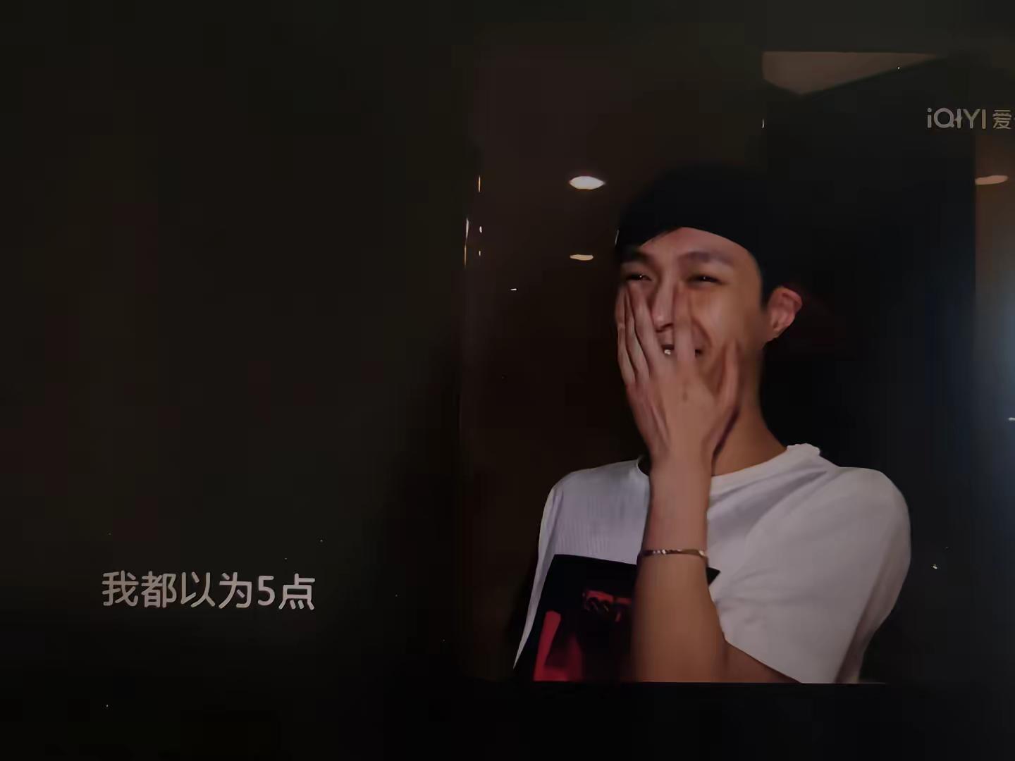 我还记得刚进极挑的时候，他那么单纯，眼睛弯弯笑起来的样子，真的好让人怀念。张艺兴 早期 极限挑战 张艺兴极限挑战