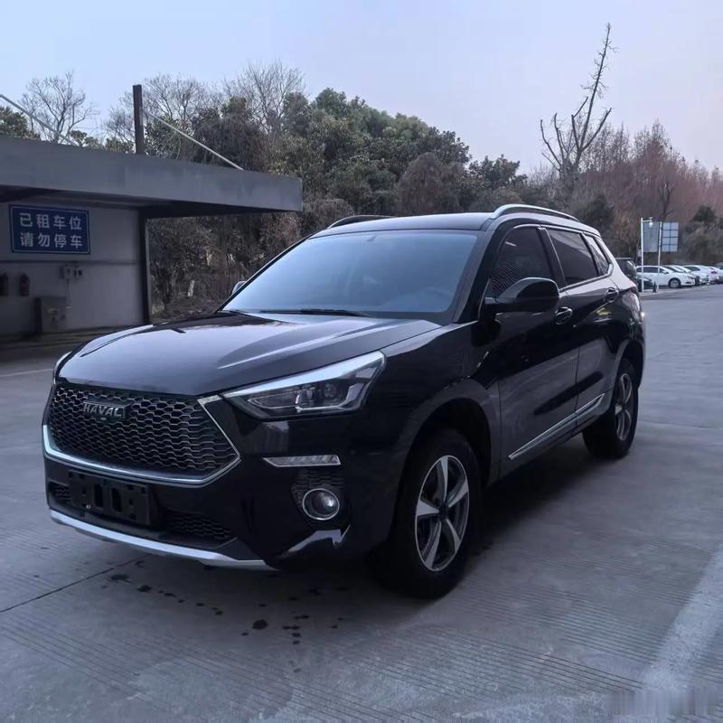一车通吃还是专车专用？哈弗全系场景化选车逻辑深度解析

选购 SUV 时，绝大多数消费者都会陷入终极纠结：到底选一台兼顾城市、越野的折中车型，还是分开两台专车专用？结合哈弗六大 SUV 完整产品矩阵，结合不同用车频率、场景需求，拆解两套主流购车思路的优劣，给消费者清晰决策参考。

当下市场主流 ​