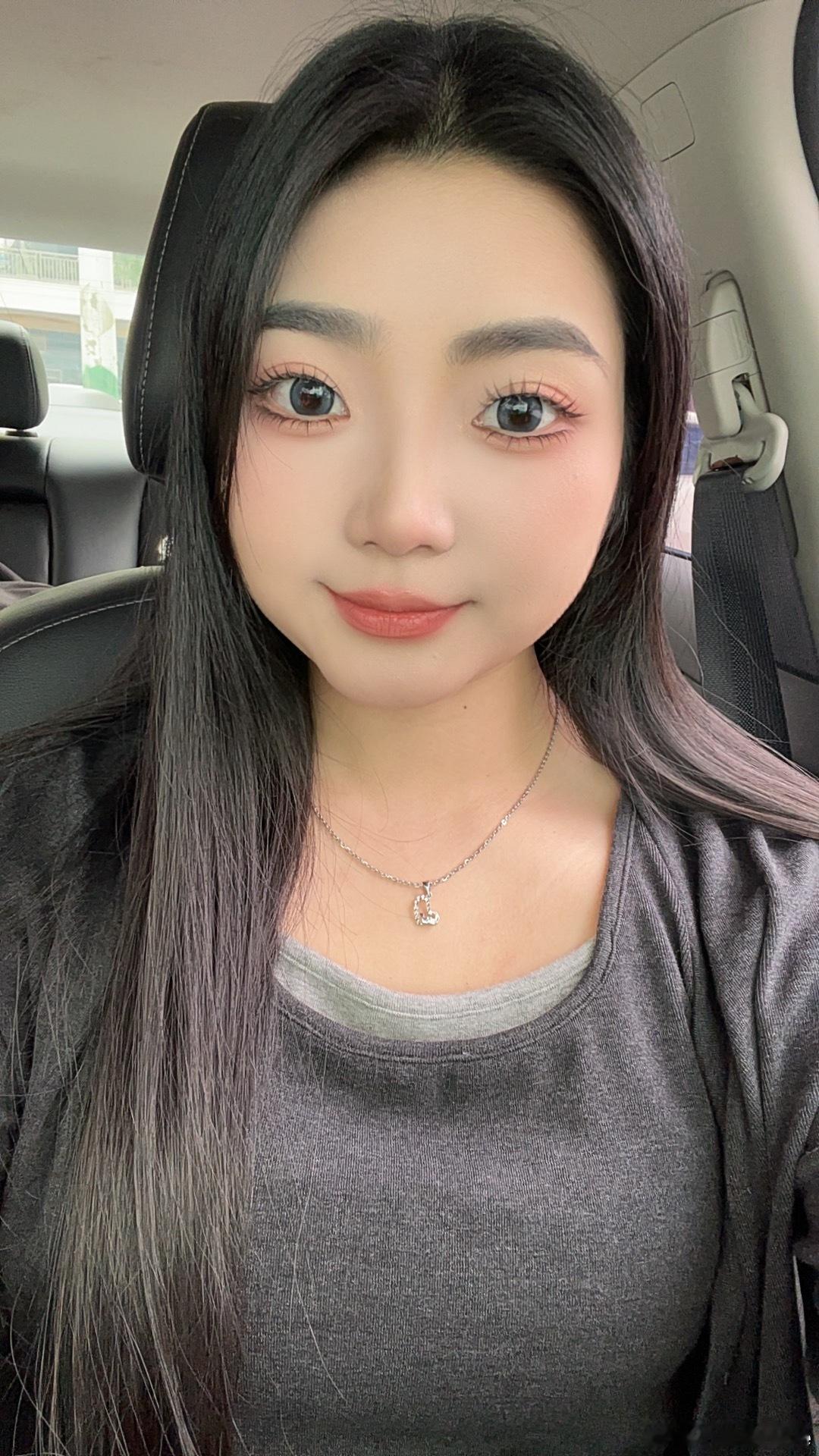 爸爸对女儿说的一段话：父母把你养大，嫁到婆家，不是让你去受委屈的，不是让你去还债的。你不欠公婆一个好儿媳，也不欠老公一个好妻子，所以没有必要按照他们的喜好去生活。他们不曾养育你，也没有伸手帮扶过你，又凭什么对你百般要求？
 
你要记得，人与人之间的相处本就是互相的，人敬我一尺，我敬 ​
