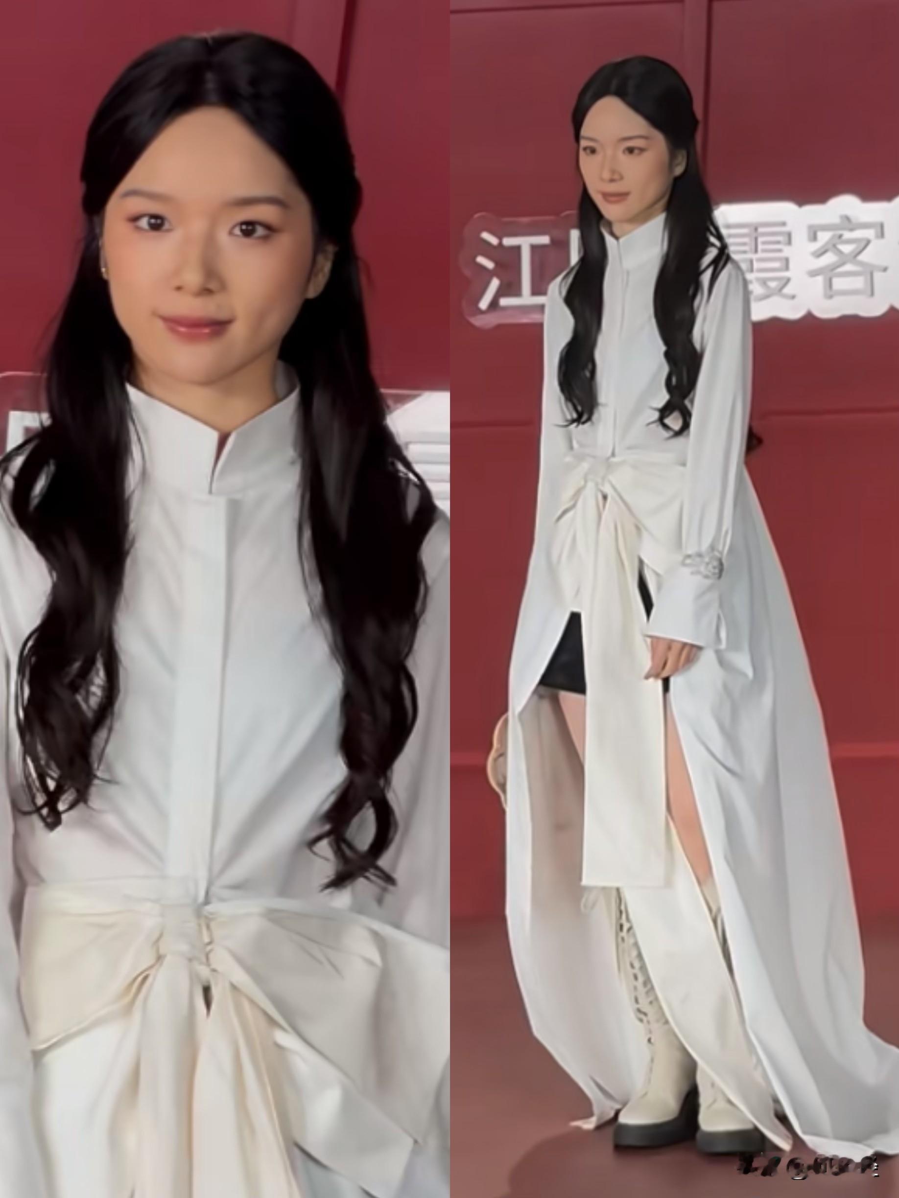 李思潼芭莎红毯翻车了。

不是她长得普通，也不是她身高吃亏，

而是突然网友们发现，她这次的造型太拉胯了。

今晚芭莎盛典无锡场，她穿了一身白色立领国风长裙，裙子还打了个结，开了高叉。

本来是想走那种温温柔柔的东方路线。

结果照片一出来，大家没夸衣服，全盯着她脑袋看。

头发虽然没全贴头皮，但留