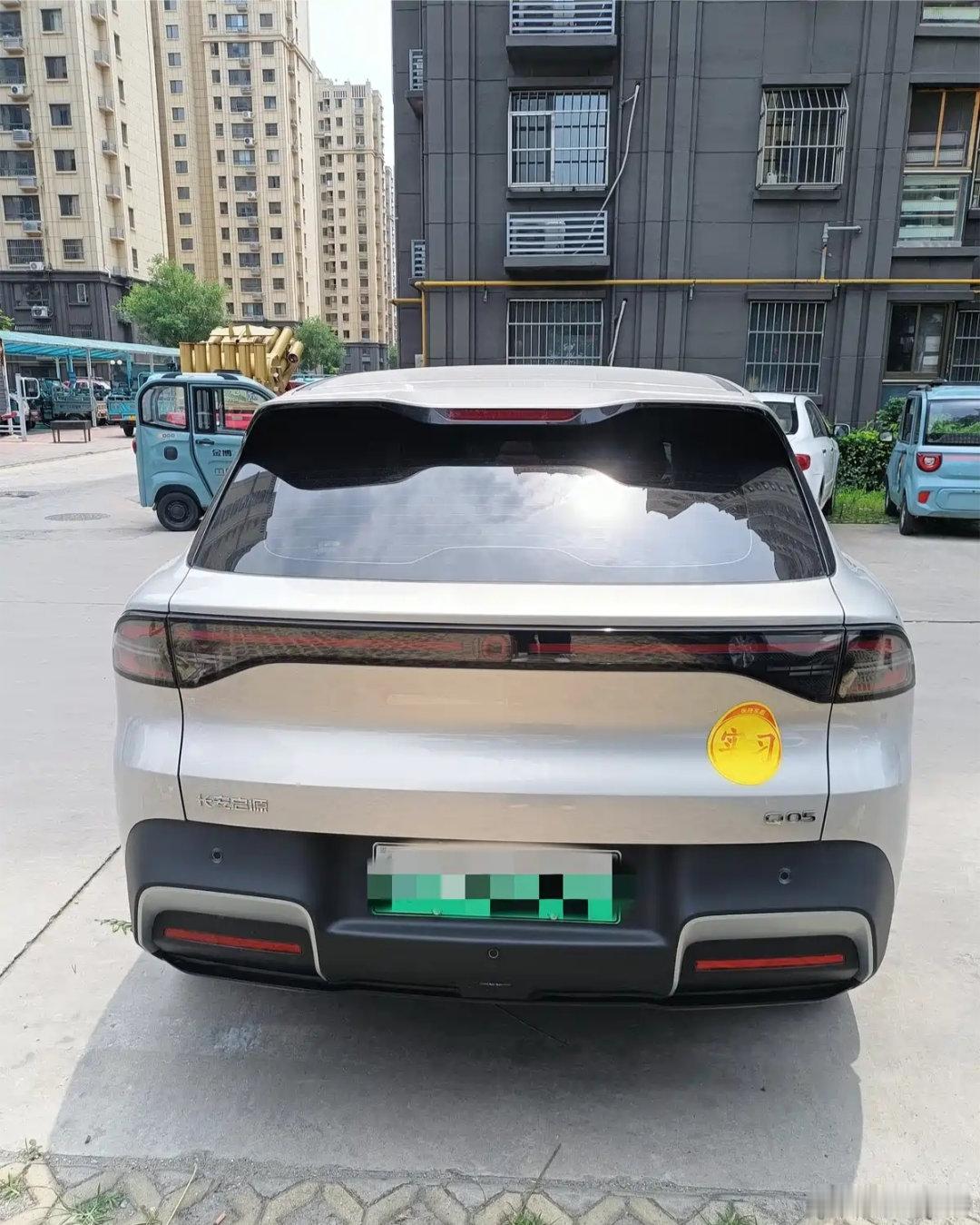 长安启源Q05提车小结

终于把Q05接回家！十万级纯电/插混代步SUV，车身小巧但空间不抠，后排能翘腿，后备箱+下沉槽能装买菜露营装备。

市区通勤是真香：电门跟脚、起步轻快、好停好钻，重庆窄路老小区一把入库；家充谷电一周一充，电费几十块，比油车省太多。

配置给得实在：大屏+语音+360影像+自动 ​