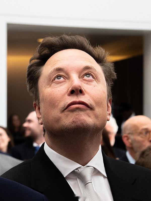 #马斯克自曝经历了6次AI精神病#SpaceX首席执行官兼特斯拉首席执行官、全球首富马斯克透露，过去一年他经历了大约六次所谓的“人工智能（AI）精神病”，这番表态引发外界广泛关注。

据悉，马斯克在近日“X Takeover”活动的一次访谈中谈及了人工智能的奇妙之处。随后，他的语气变得异常沉思。

“我患 ​