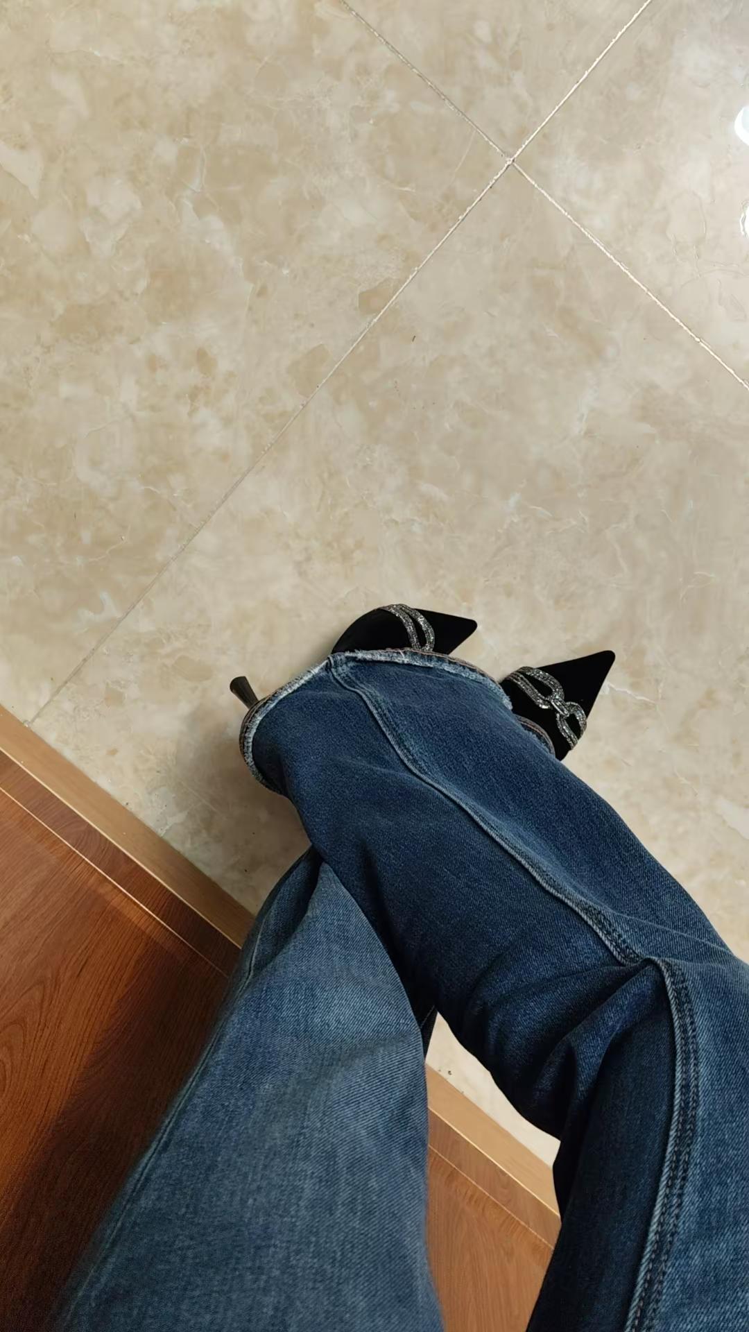 闺蜜 你今年自己穿勃肯鞋吧，我已经是喇叭裤➕高跟鞋的成熟女人