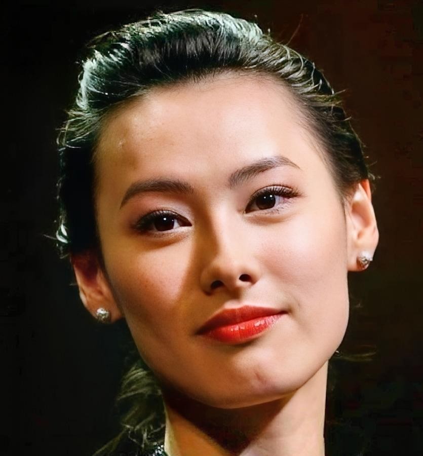 梁洛施把三个儿子养出了最干净的模样。2020年李长治打武术比赛，李泽楷到场帮儿子理衣领、坐场边看完整场棍术，梁洛施举着手机拍，一家三口没尴尬没撕扯，就是普通父母看孩子上台。如今长子17岁，双胞胎16岁，爱滑雪打球，对进圈没兴趣，梁洛施也不催，只让他们先把书读好、把人活松。
她当年没硬赖豪门名分，分手