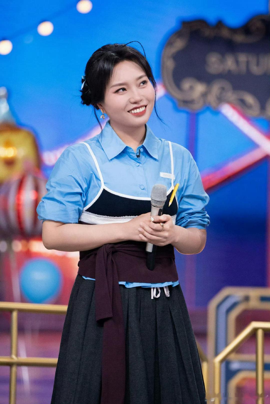 #李一桐李雪琴这种友情谁懂#细节真的杀疯了✨悄悄记下卡牌位置，不动声色帮对方避开惩罚，不用过多言语，彼此心照不宣。这种温柔又默契的友谊也太让人羡慕了！#你好星期六# ​