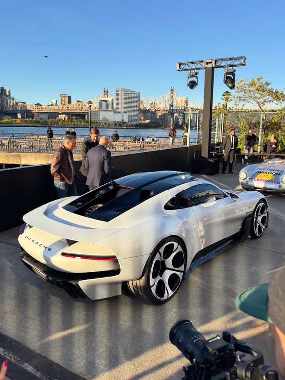 纽约现场实拍 Porsche Mission S📸
	
Live from New York, it’s Mission S. Now out in the wild.
	
本次选在纽约长岛市码头举办首发，场地本身藏着一段历史：73年前，保时捷550 Spyder正是在这个地点拍摄传世照片。时隔多年，Mission S重回同一处场地，算是对经典车型的隔空致敬。
	
另一个值得关注的细节：从CEO Michael Leiters博士立项简报，到实车落地亮相，整个项目只用了不到6个月。对于传统车企而言，这样的推进速度十分少见。
	
这台中置超跑概念车，延续品牌一贯以驾驶者为核心的设计思路。目前依旧属于概念展示作品，后续量产计划暂无官方消息。
	
#保时捷 #PorscheMissionS #概念车 #汽车实拍 #纽约车展 #eVTOL电动飞机