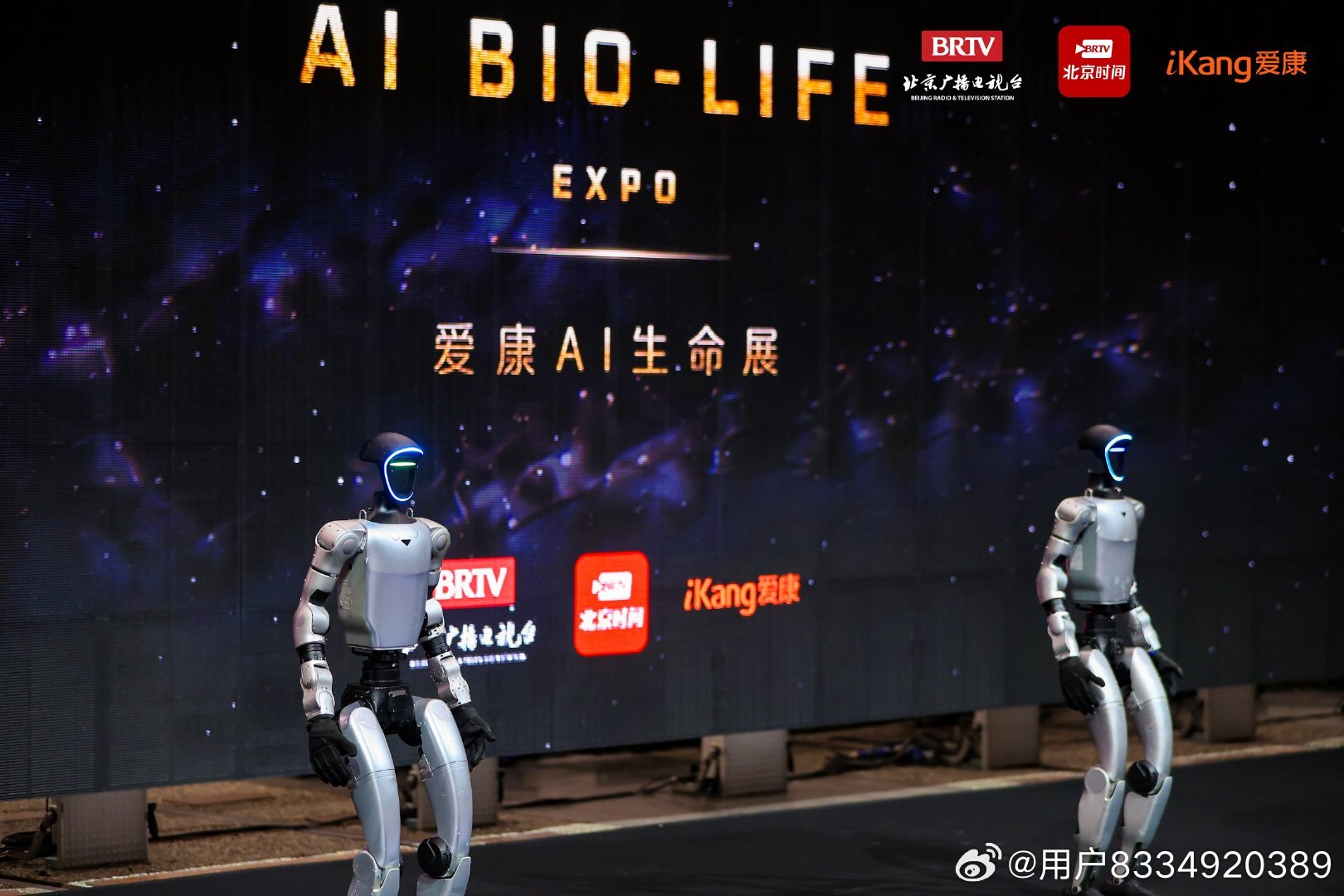 #爱康AI生命展##爱康AI生命展还能这样玩#  
哎哟喂，说到职场健康我真的太有发言权了😭 每天对着电脑一坐就是八小时起步，脖子僵得像块铁板，转个头咔咔响🤦‍♀️ 最可怕的是眼睛——从早到晚盯着屏幕，下班看路灯都带重影👀🔥 还有那个“隐形加班”，回家躺床上还在回消息，脑子根 ​
