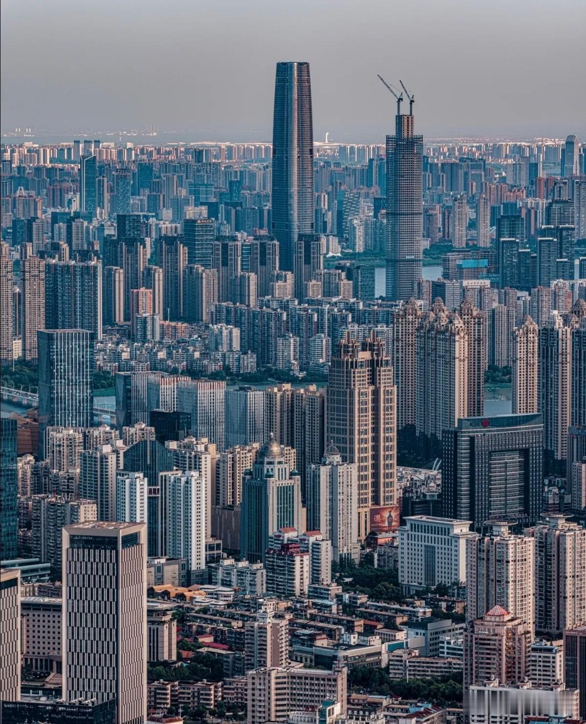 长鑫存储都起来了，合肥的排位怎么还看楼高？
有人说合肥城建只能跟南昌同级。盖到武汉那个水平，就能反超南京杭州。
这话听着像在说城市，其实是在拿尺子量楼。
长鑫存储异军突起，合肥的产业底盘已经换了。可一到比较城市，先蹦出来的还是南昌、长沙、沈阳、武汉这些城建参照。
因为楼高好量。科教底蕴多难算，产业变