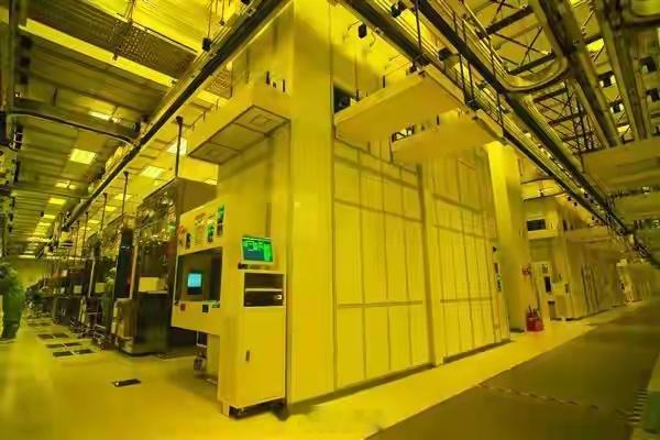 ASML EUV光刻机光学元件独家供应商、德国蔡司集团半导体事业负责人Frank Rohmund近日接受采访时表示——中国要开发出EUV光刻机大约还需要15年。

他称这是一个合理的推测，同时也坦言中国在这方面的实际进展难以量化。另外蔡司方面也承认，中国在浸润式DUV光刻机领域已取得进展。

据外媒7月报道，一家 ​