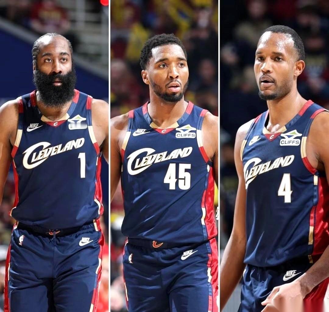 哈登刚拎着包踏进骑士队更衣室那阵子，气氛其实微妙得很。米切尔不用提，大...