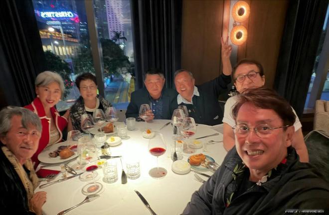 成龙和谭咏麟，曾志伟，林子祥聚餐，都是70多岁的人了，还能如此畅饮，状态真好，重要的是这几位的工作行程，都安排的满满当当。一点都不输年轻人